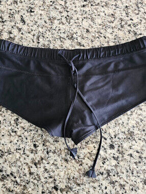 Lululemon Water Surf to Sand Boy Shorts in black Womens Sz 4/6